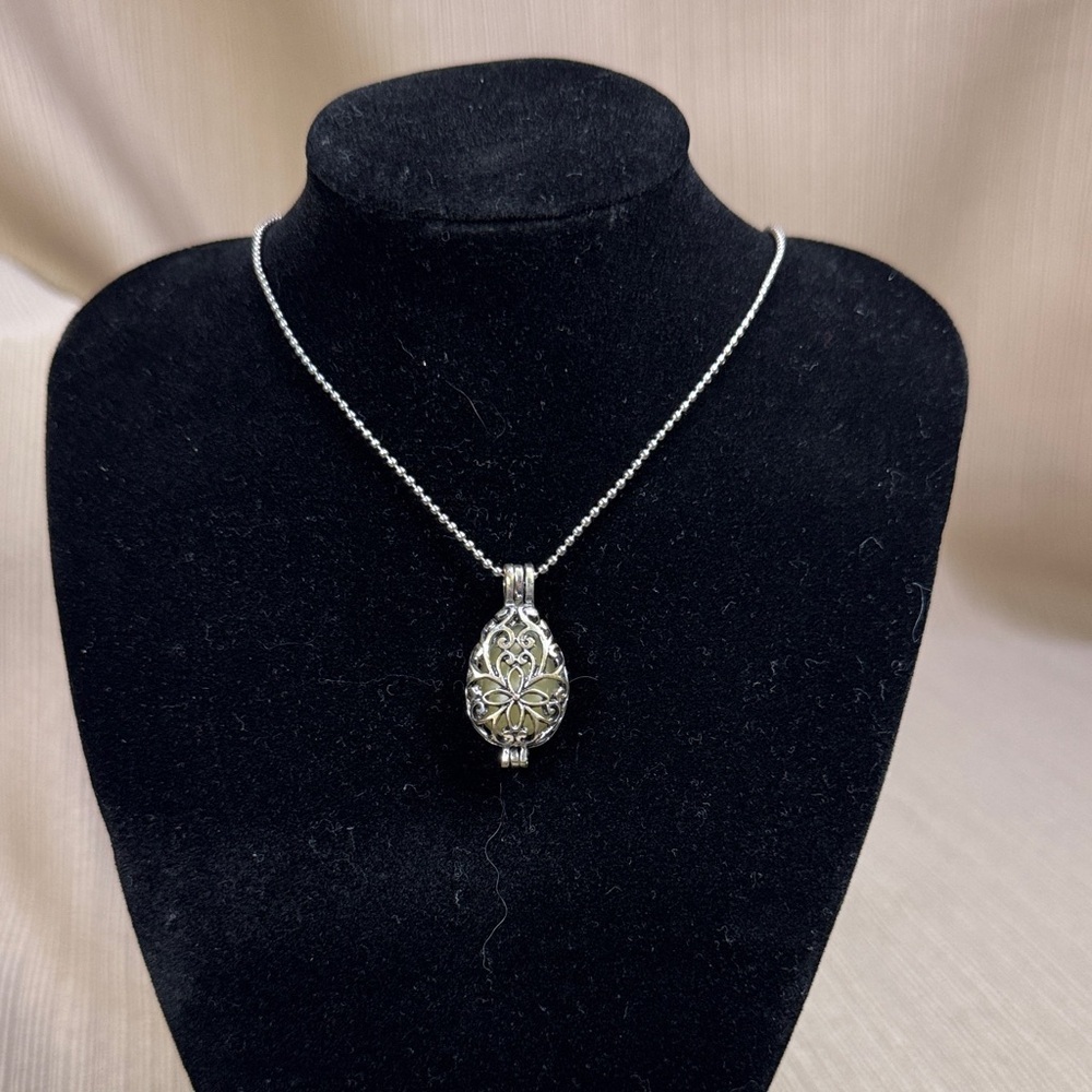 Elegant Silver Pendant Necklace